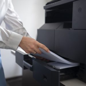 mulher-no-trabalho-no-escritorio-usando-impressora